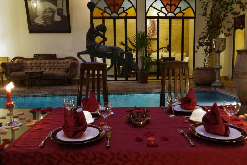 Dîner raffiné et divertissement en soirée au Riad El Zohar, avec vue sur la superbe piscine.