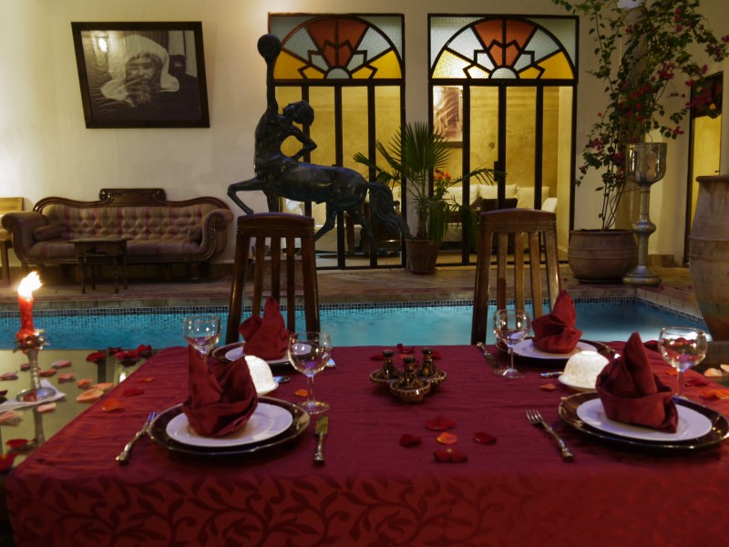 Dîner raffiné et divertissement en soirée au Riad El Zohar, avec vue sur la superbe piscine.