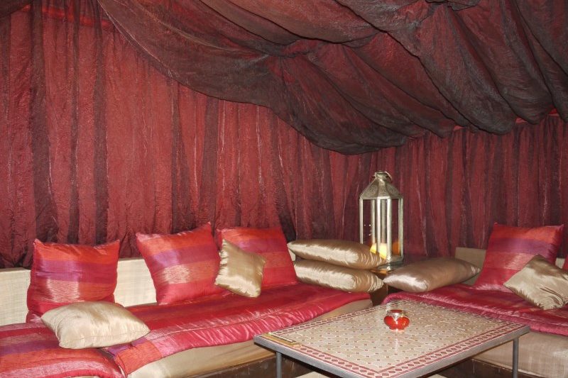 Détendez-vous à l'ombre d'une belle tente berbère au Riad El Zohar, à Marrakech.