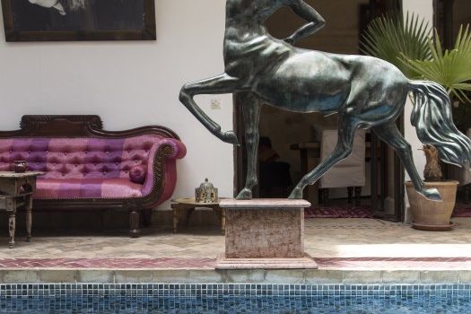 Vue de la piscine dans la cour centrale du Riad El Zohar, Marrakech.