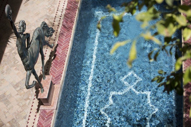 Profitez de notre luxueuse piscine dans la cour du superbe Riad El Zohar, à Marrakech.