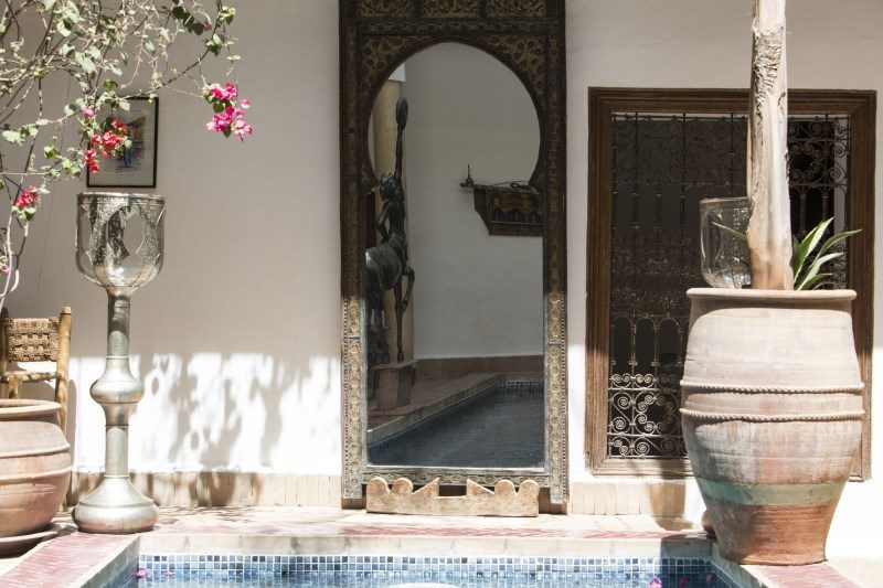 Un aperçu de notre superbe cour authentique au Riad El Zohar, à Marrakech.