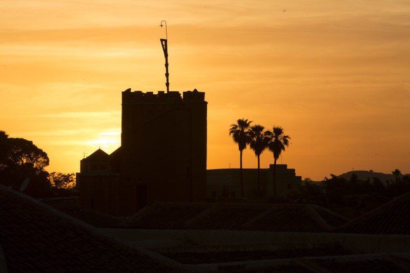 Profitez d'une vue imprenable sur Marrakech au coucher du soleil au Riad El Zohar.