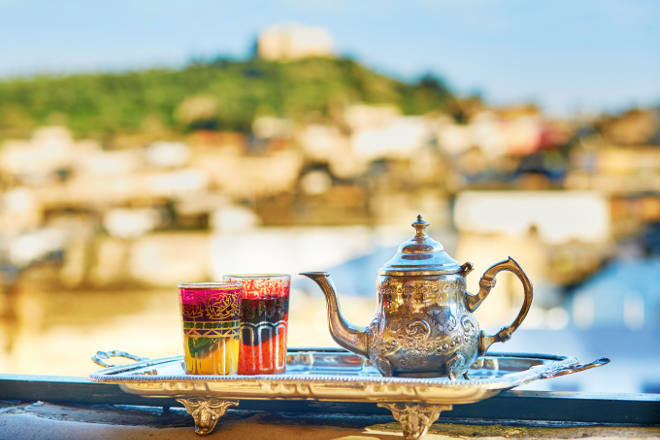 Thé à la menthe traditionnel marocain avec des sucreries