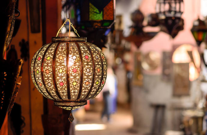 Une lampe traditionnelle en vente sur un étal de marché dans les souks de Marrakech, au Maroc.