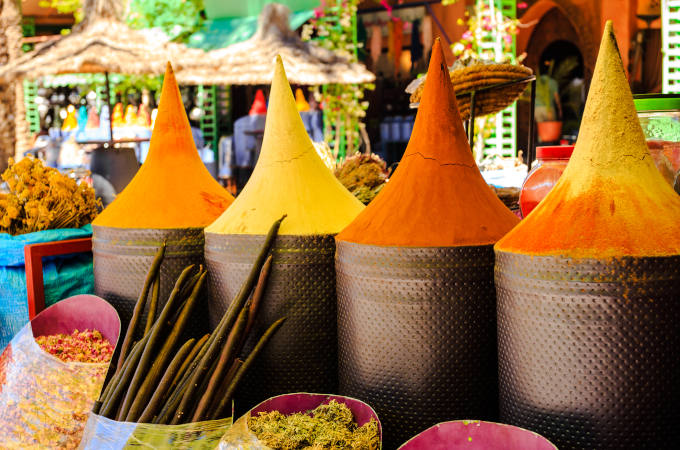 Étalage d'épices marocaines au marché de Marrakech, Maroc