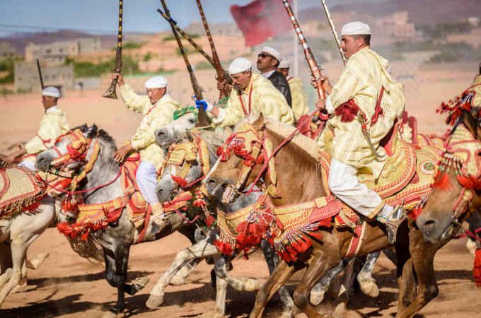 Cavalière marocaine en robe traditionnelle